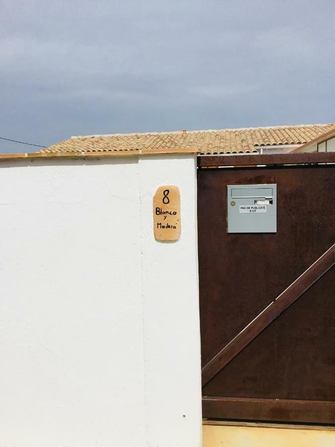 Gite Blanco Y Madera Narbona Exterior foto