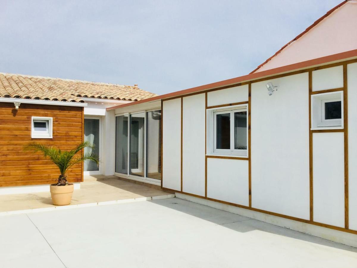 Gite Blanco Y Madera Narbona Exterior foto